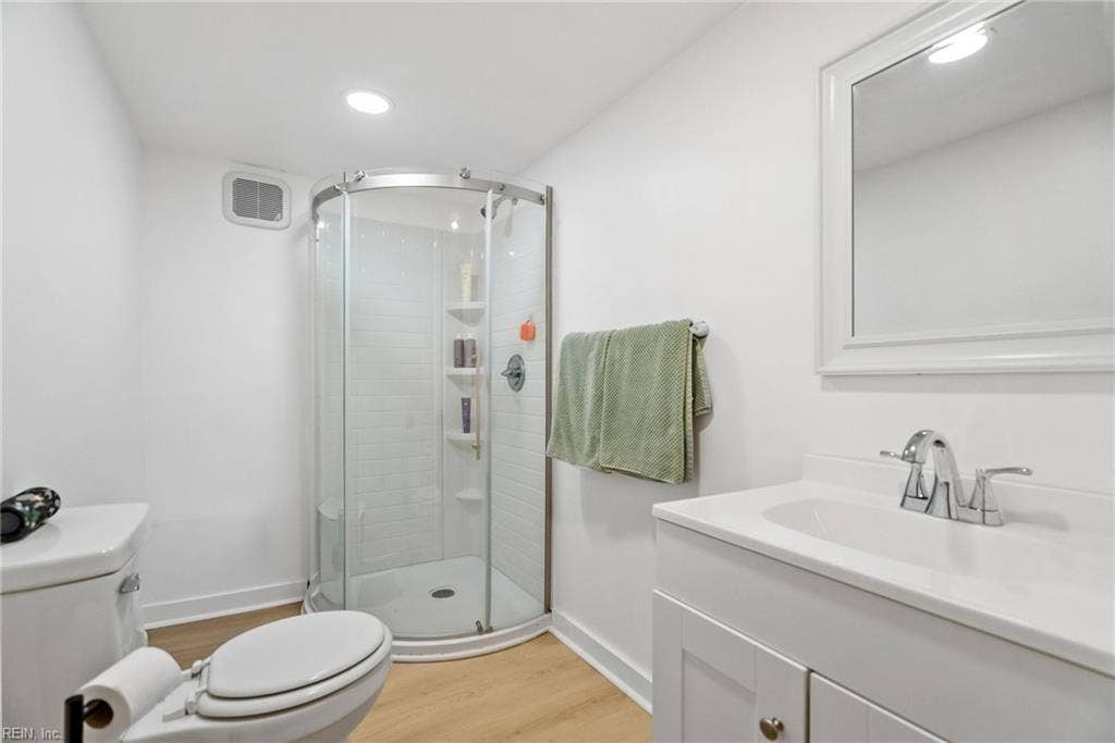 2031 Ridge End Road, Virginia Beach, VA 23454 Basement Apartment full bathroom