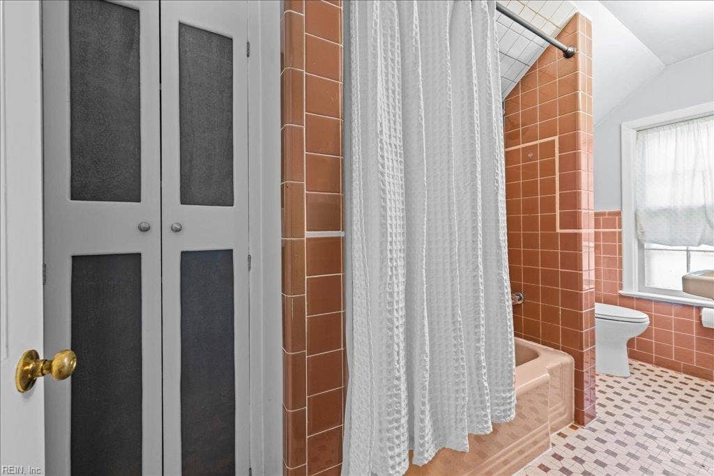 Upstairs Full Bathroom