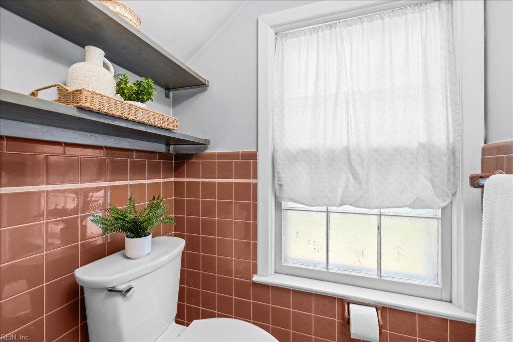 Upstairs Full Bathroom