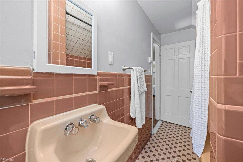 Upstairs Full Bathroom