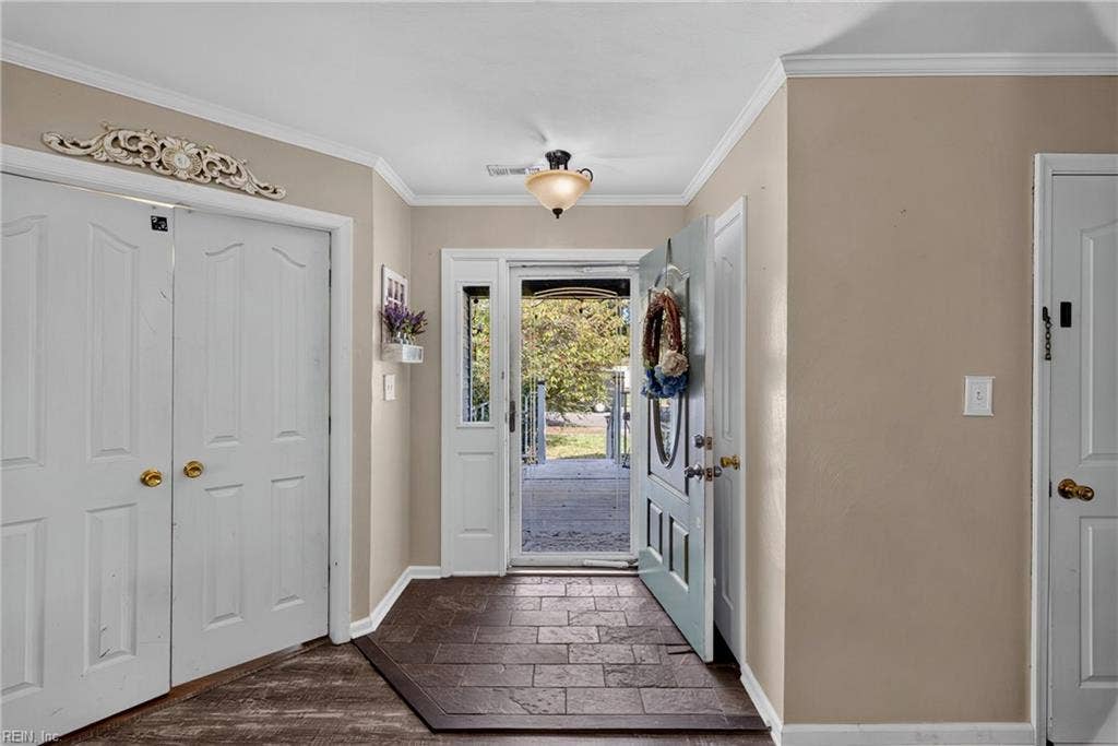 9 Baywood Lane, Portsmouth, VA 23701 Foyer