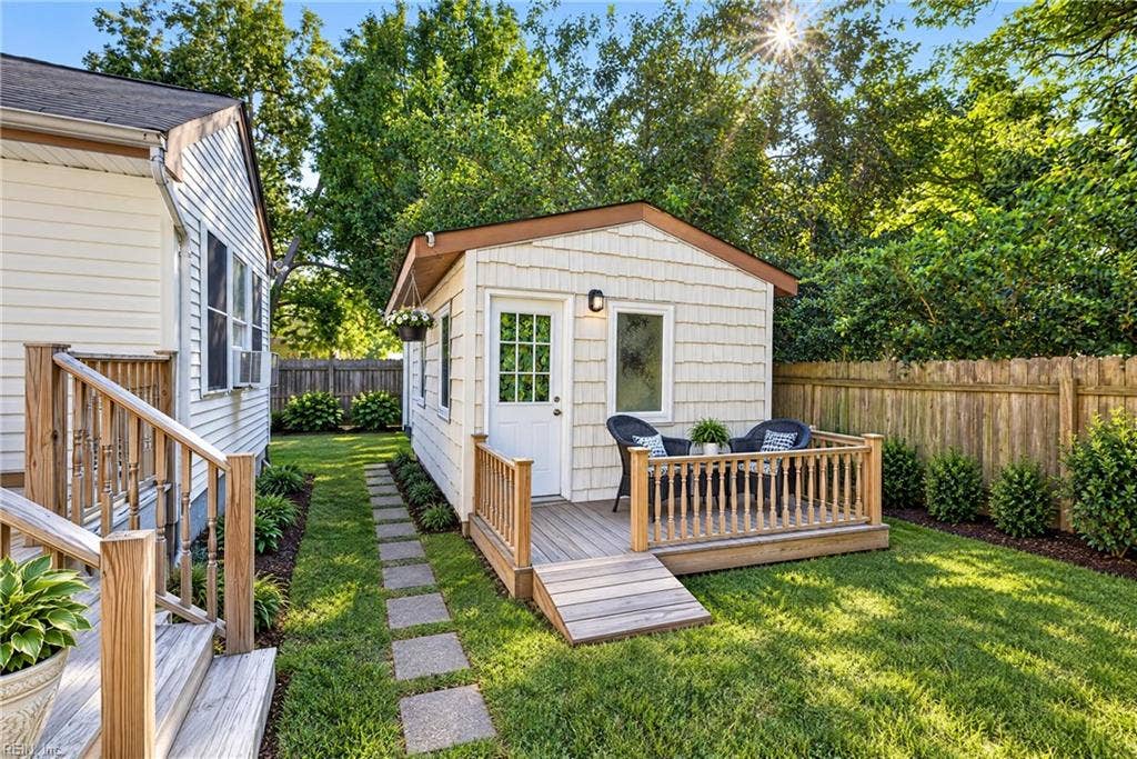 9 Baywood Lane, Portsmouth, VA 23701 Detached work space. Pictures virtually staged.
