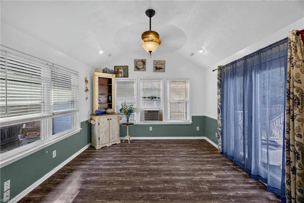9 Baywood Lane, Portsmouth, VA 23701 Sunroom looking from kitchen