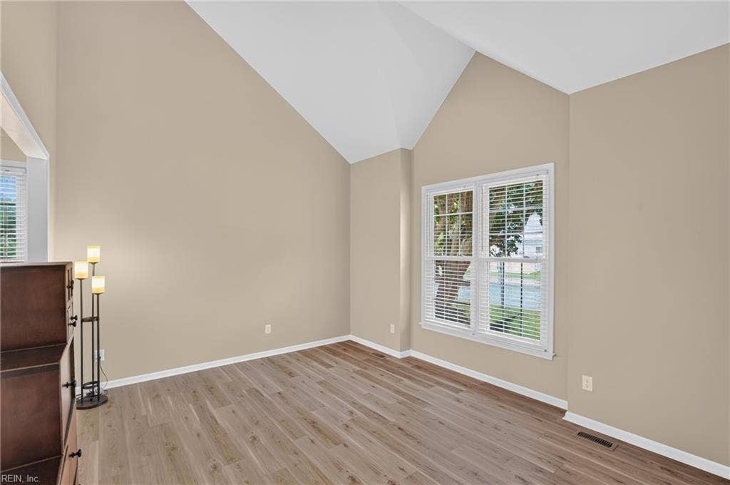 100 Aberfeldy Way, Highlands, Yorktown, VA 23693 Living Room with Vaulted Ceilings