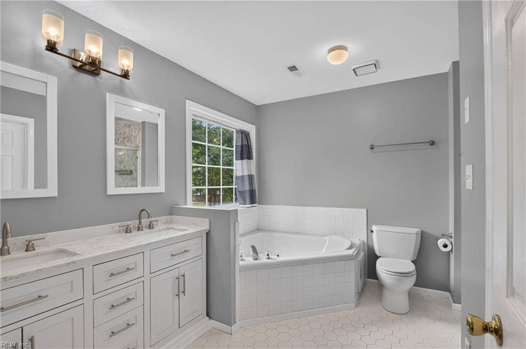 100 Aberfeldy Way, Highlands, Yorktown, VA 23693 Primary Bathroom with Jetted Tub