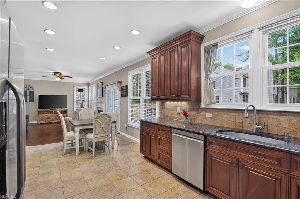 100 Aberfeldy Way, Highlands, Yorktown, VA 23693 Kitchen Window