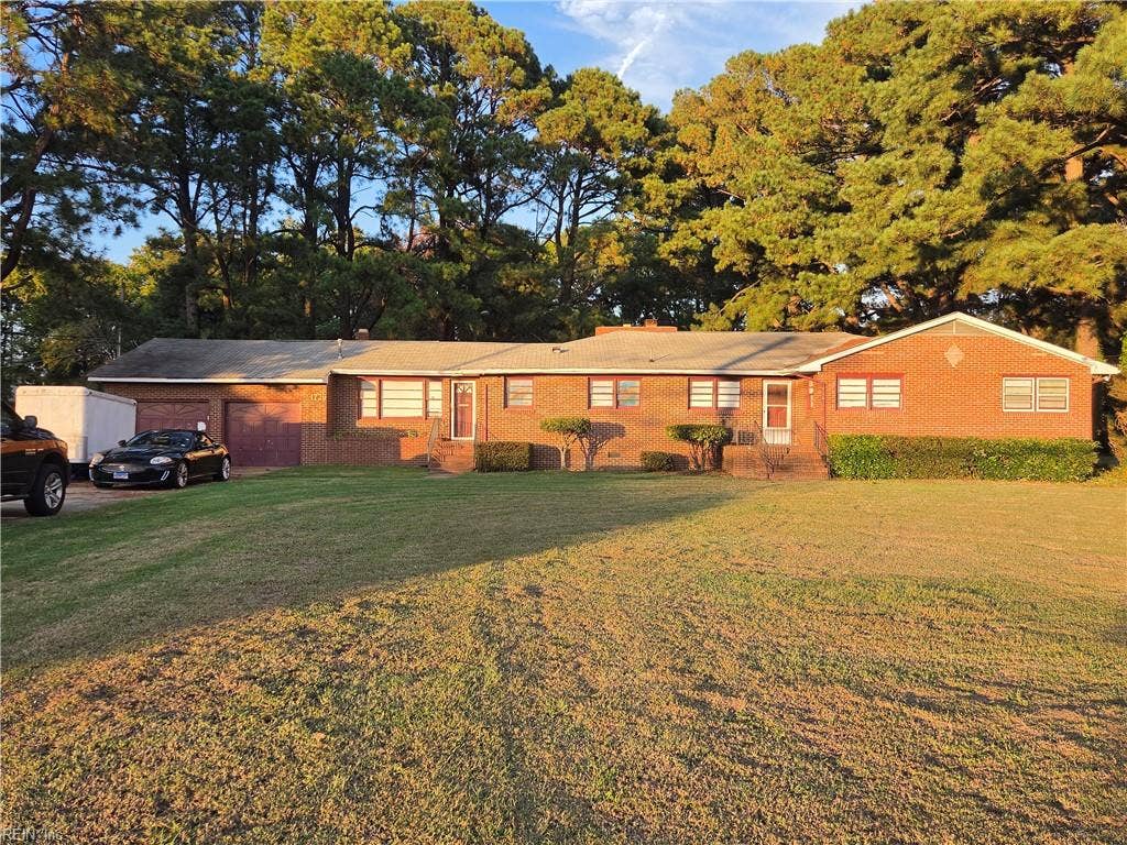 1726 W W Queen St Street, Thomas Villa, Hampton, VA 23666