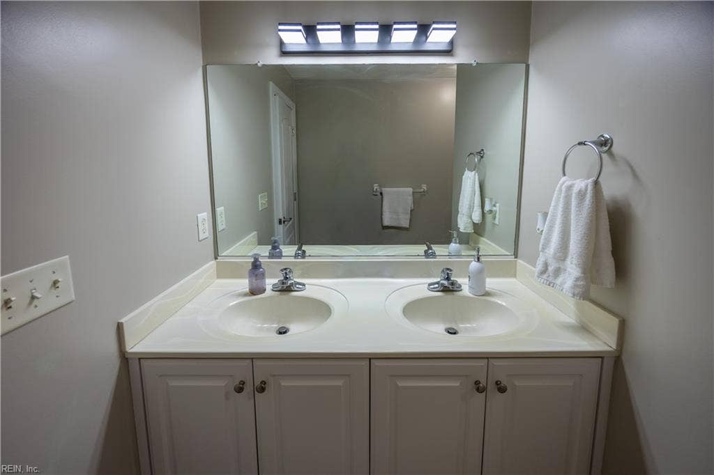 Full bath in hall serving bedrooms 2,3 4 & ROG bedroom #5