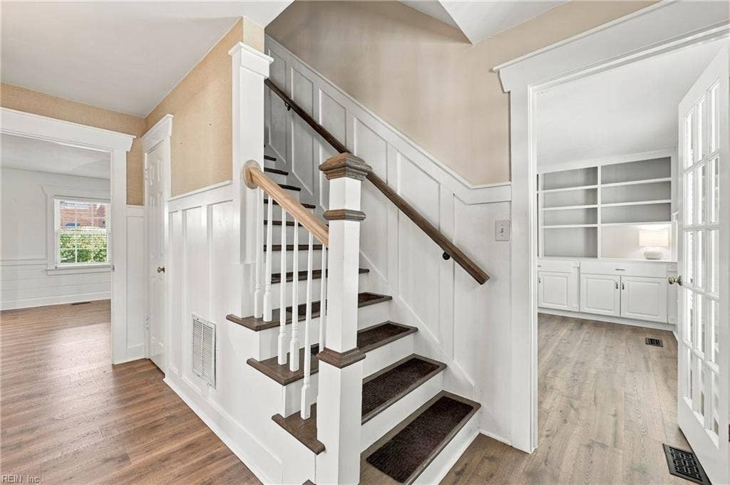 Front stairway to the bedrooms upstairs