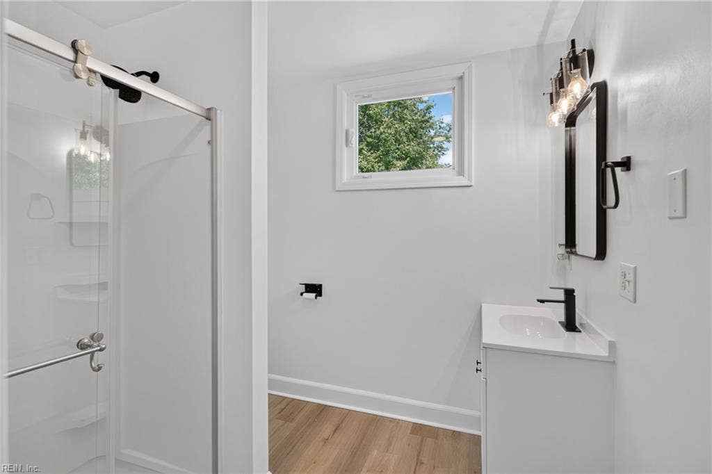 Full Bathroom in hallway