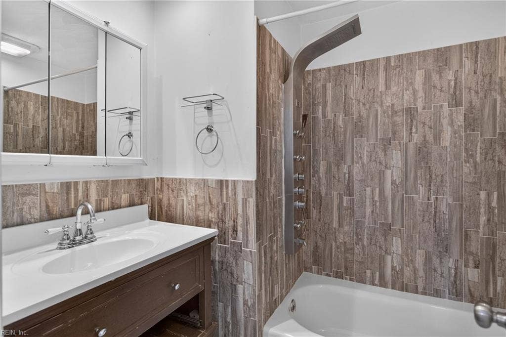 Upgraded Full Bathroom in Hall