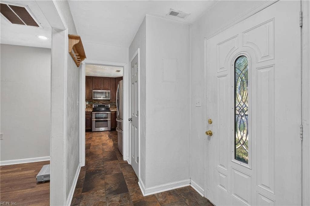 Front door Leads to bedrooms, Den or Kitchen - truly great floorplan