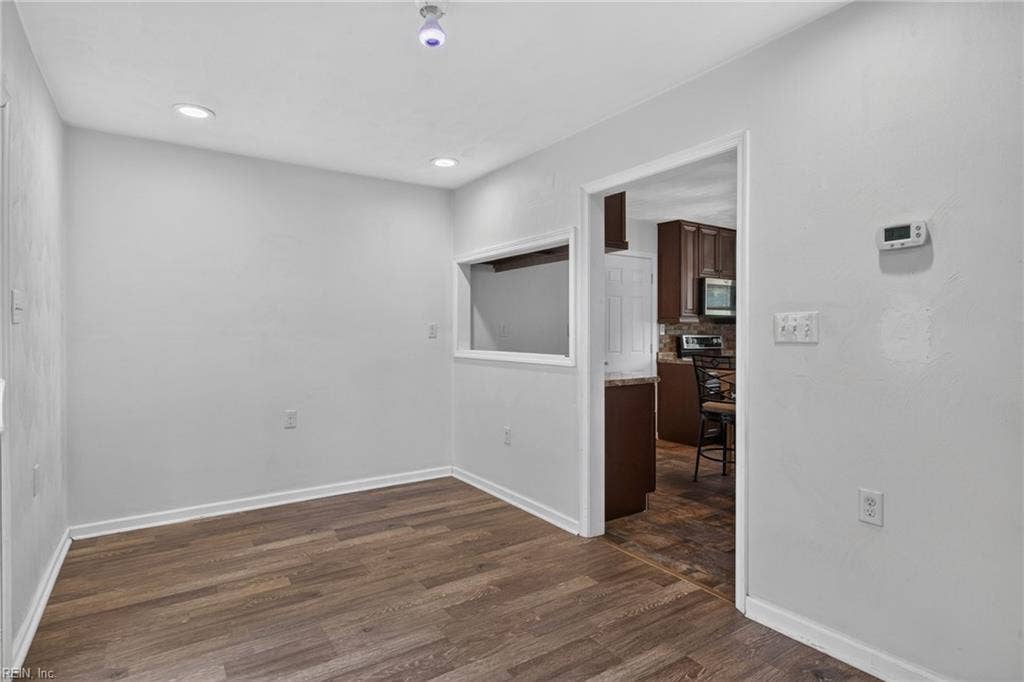 Convenient Dining Area to Kitchen