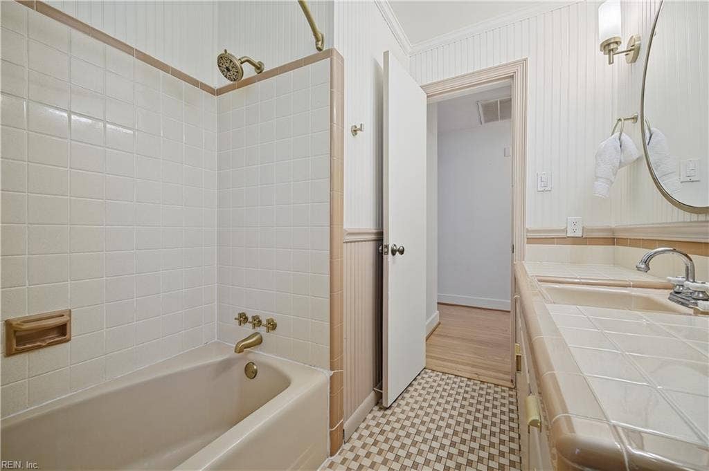 Full Hall Bath