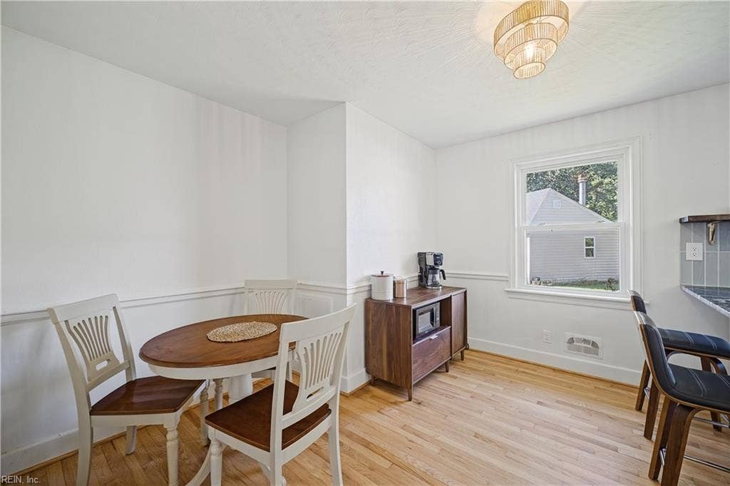 Kitchen dining area