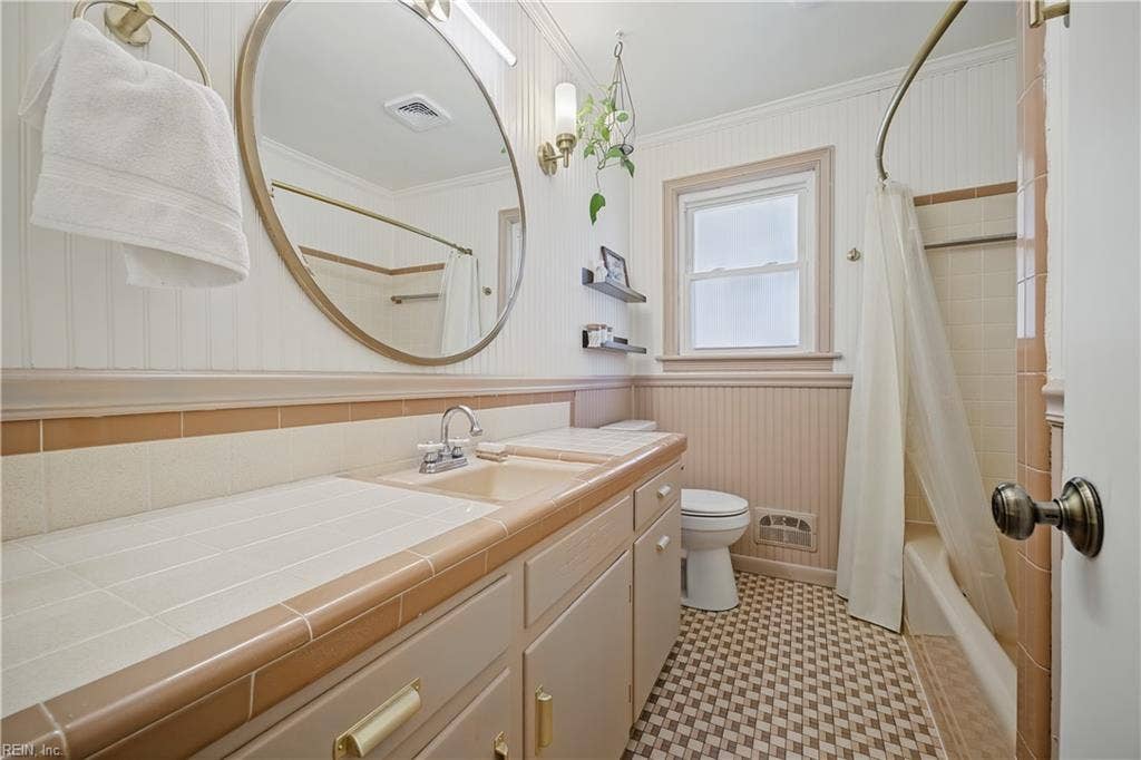 Full Hall Bath with tub/shower