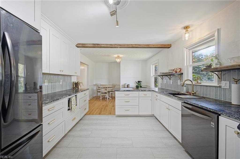 Newly renovated eat-in Kitchen with stainless steel appliances, gas cooking, soft-close cabinets, tile backsplash and quartz counters