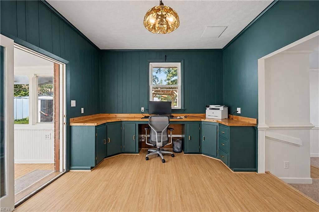Home office with built-ins