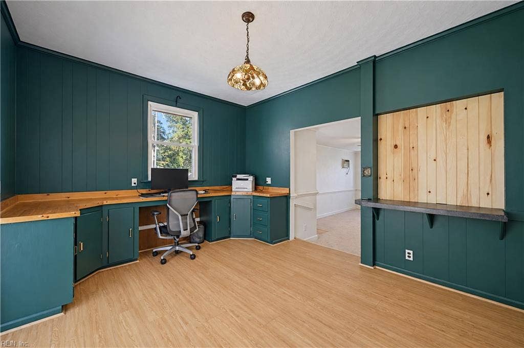 Home office with built-ins