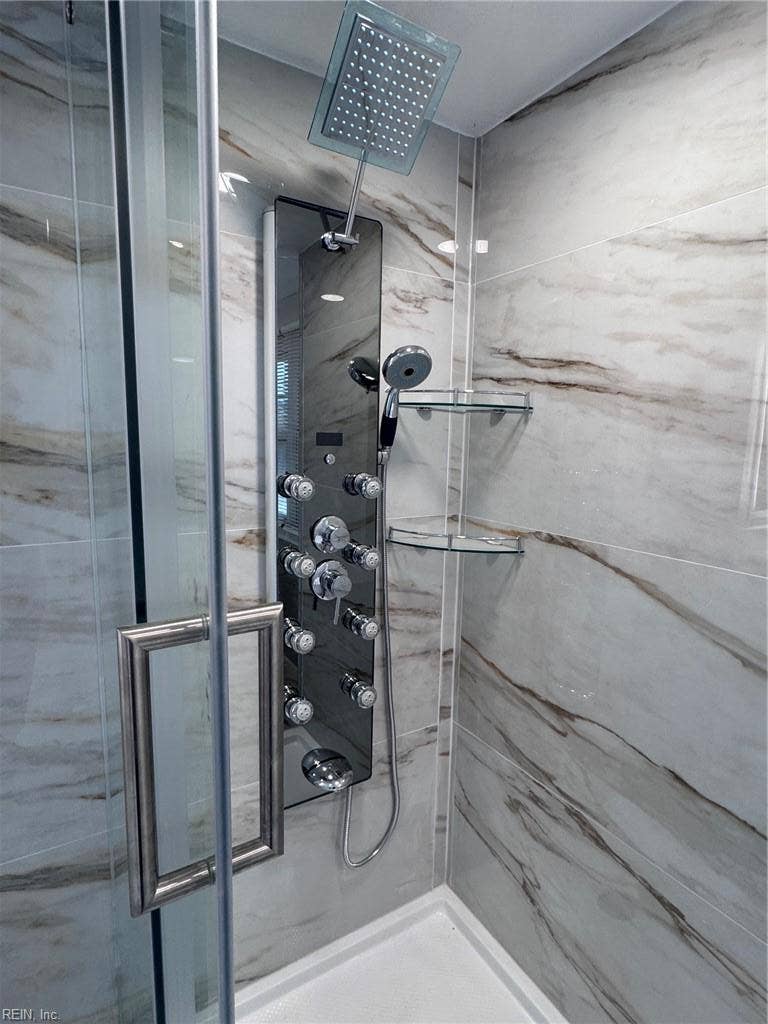 3024 Red Maple Lane, Lynnhaven Woods, Virginia Beach, VA 23452 Primary walk-in shower --- look at all of those shower heads!
