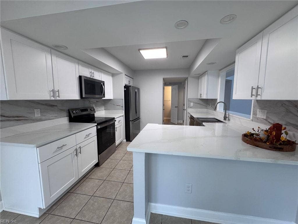3024 Red Maple Lane, Lynnhaven Woods, Virginia Beach, VA 23452 Kitchen bar/island