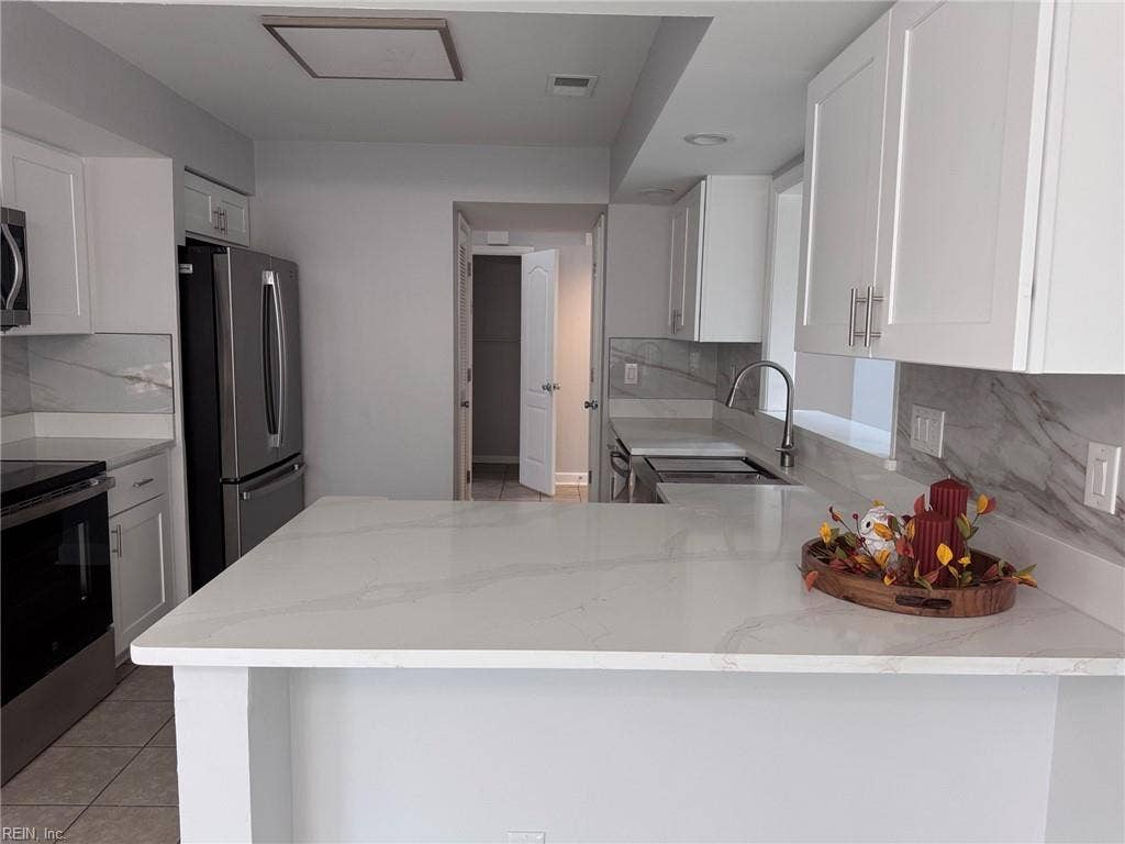 3024 Red Maple Lane, Lynnhaven Woods, Virginia Beach, VA 23452 Kitchen bar/island