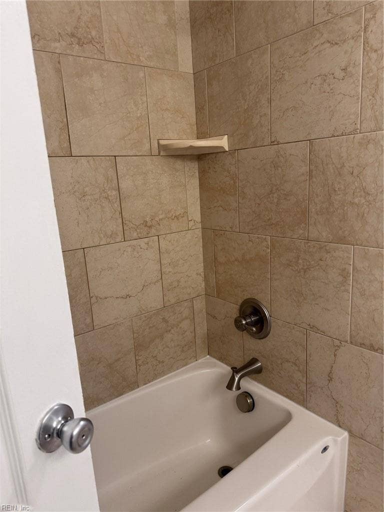 3024 Red Maple Lane, Lynnhaven Woods, Virginia Beach, VA 23452 Upstairs hall bathroom