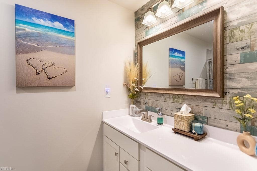 Upstairs hall bathroom