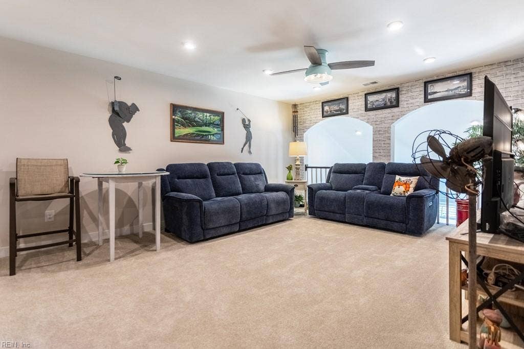 Loft with upgraded ceiling fan! Ready for fun and entertaining!