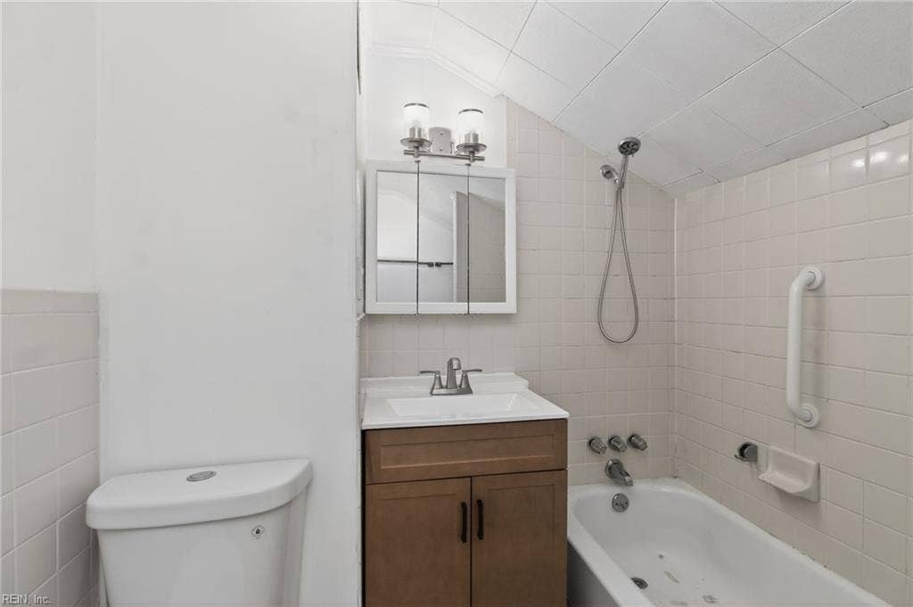 Second floor full bathroom