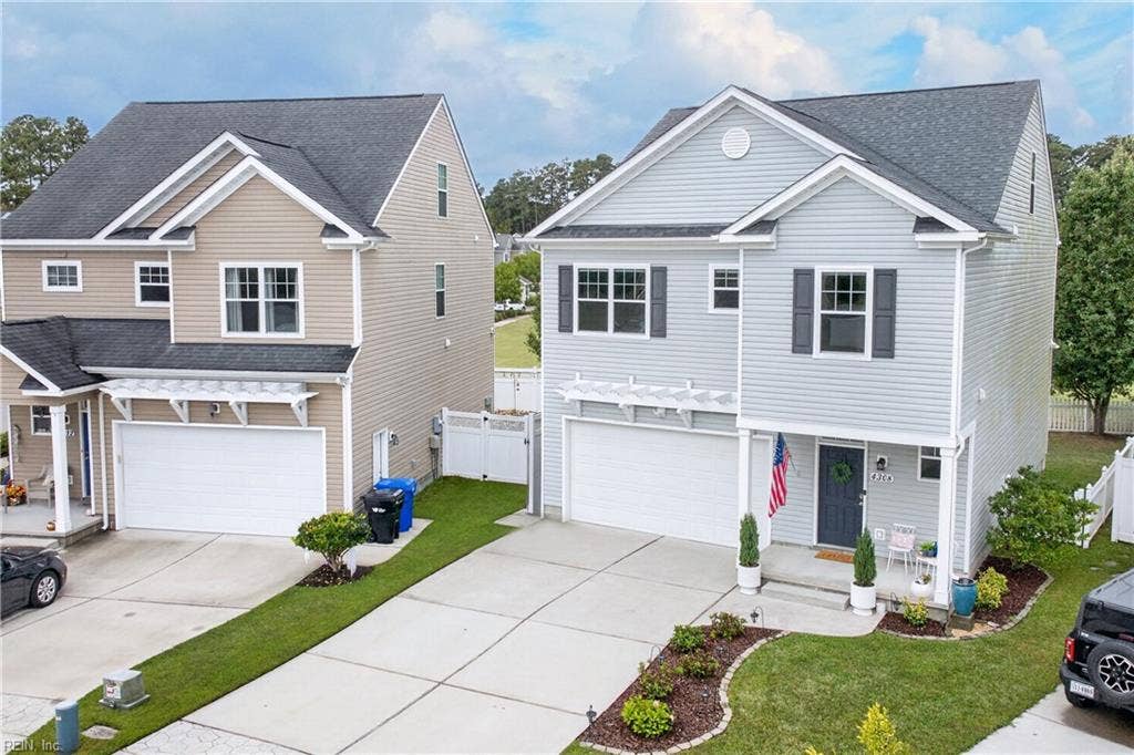 Exterior front/Driveway