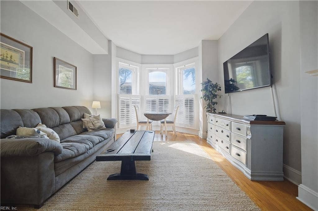 Breakfast nook in bay windows