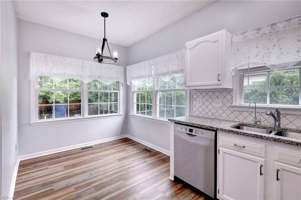 Large eat-in kitchen