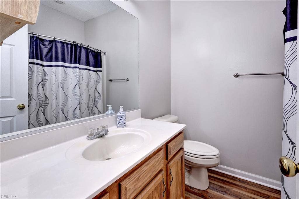 Full Bath in Hall across from BR