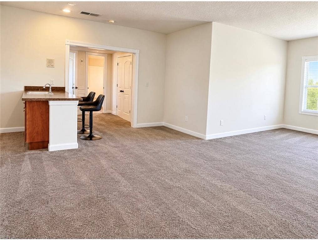 440 Ivy Crescent, Chesapeake, VA 23325 Large 3rd level room with in suite.