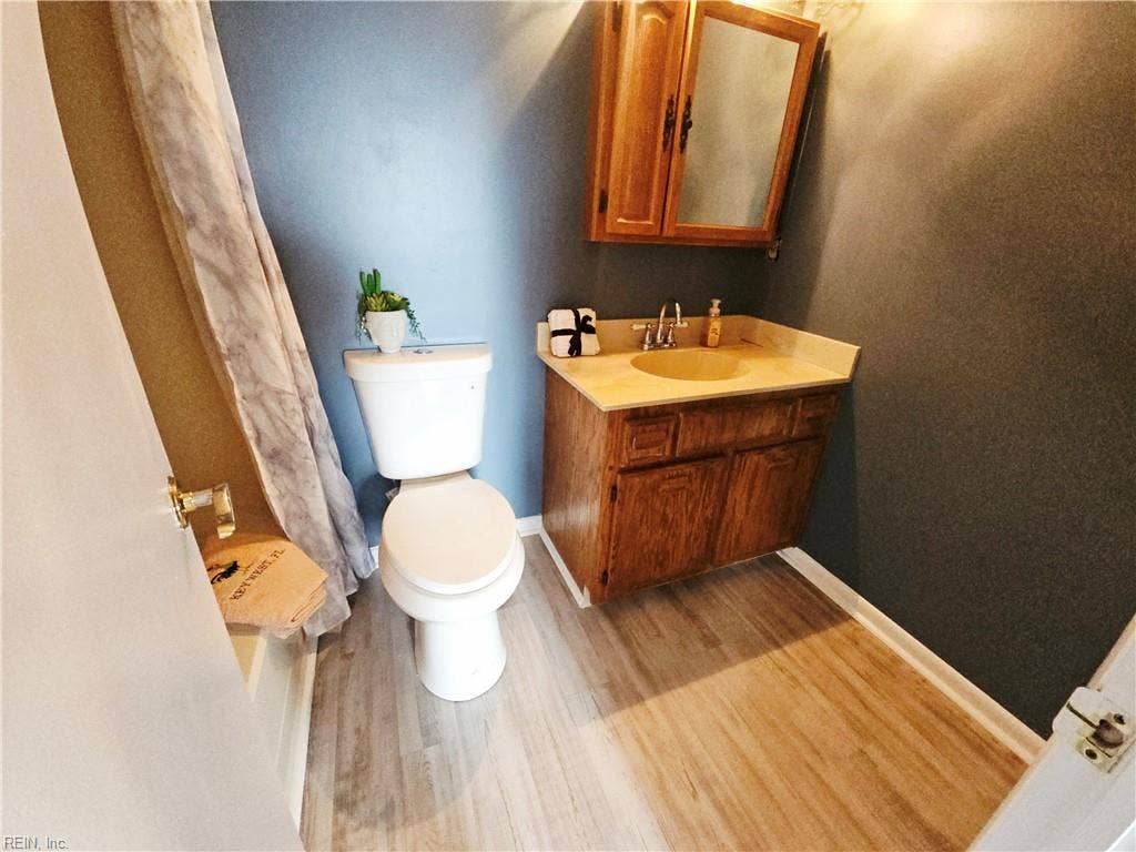 First bedroom's private Full Bathroom