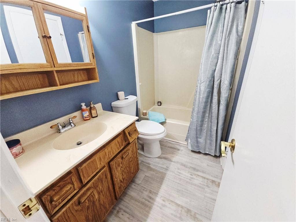 Main hall full bathroom