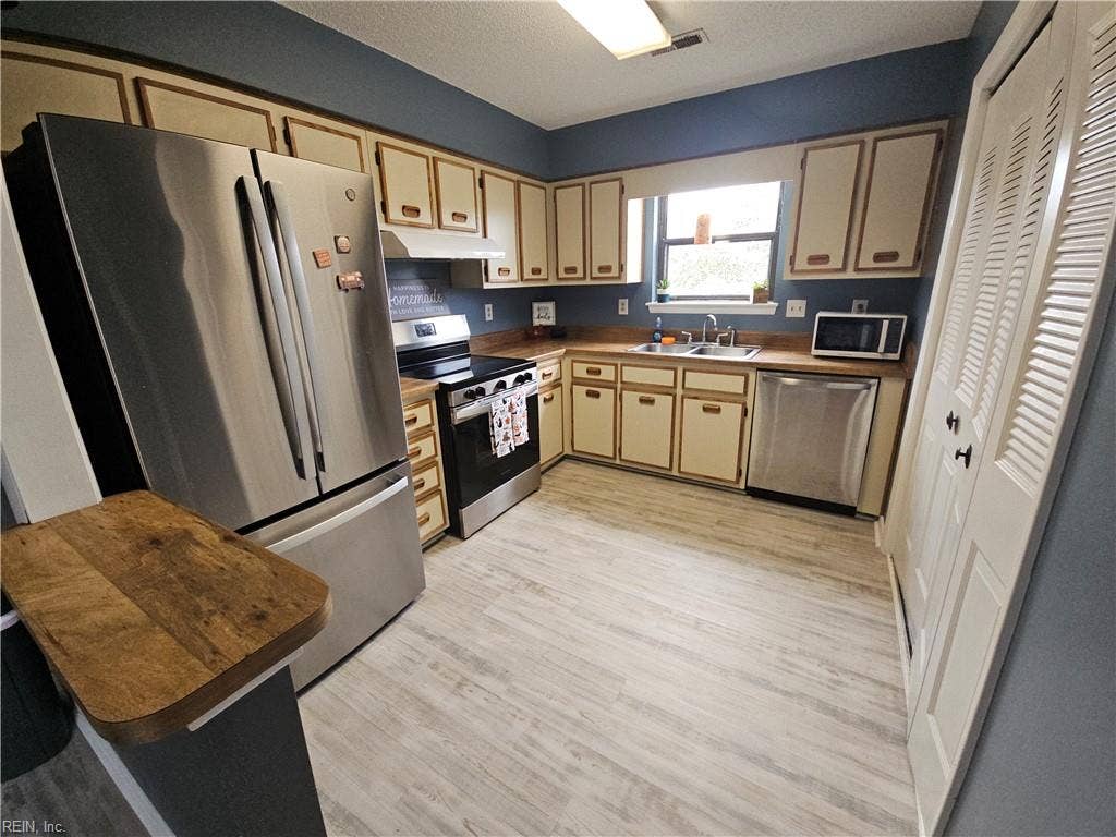 Open & Bright Kitchen with all appliances
