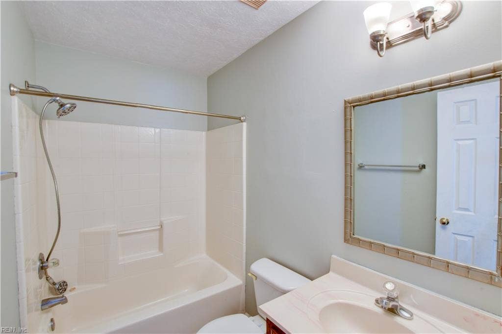 144 Lane Crescent, Smithfield, VA 23430 144 Lane Crescent, Smithfield, VA 23430