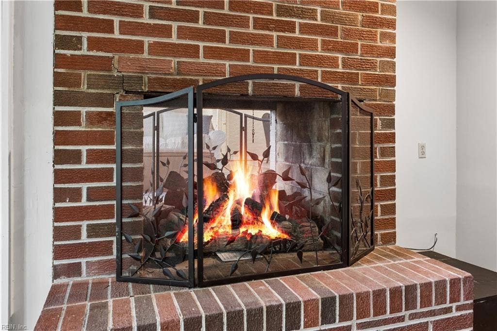 214 Greenland Dr, Smithville Terrace, Yorktown, VA 23693 double sided fireplace