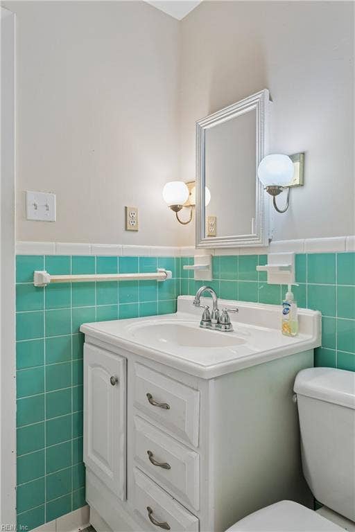 214 Greenland Dr, Smithville Terrace, Yorktown, VA 23693 hallway bathroom