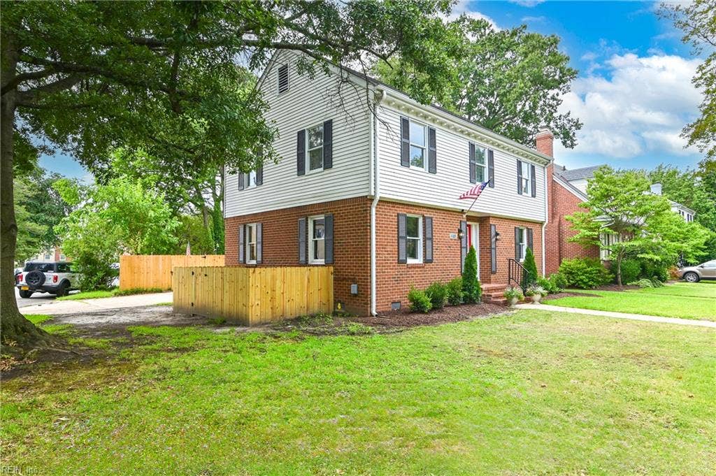 Huge corner lot, close to award-winning  Larchmont Elementary School!
