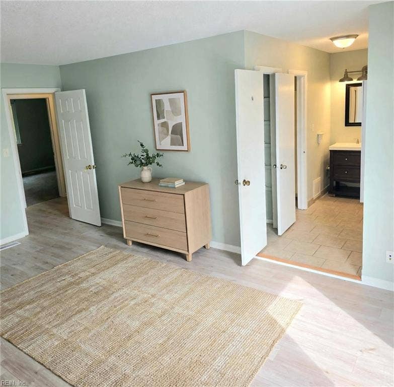 Spacious primary suite with en-suite bath. Virtually staged.