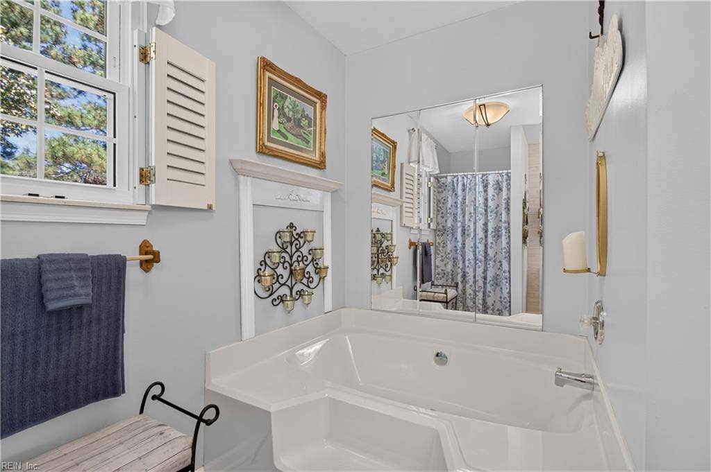 Primary Ensuite - Soaking Tub and separate Shower