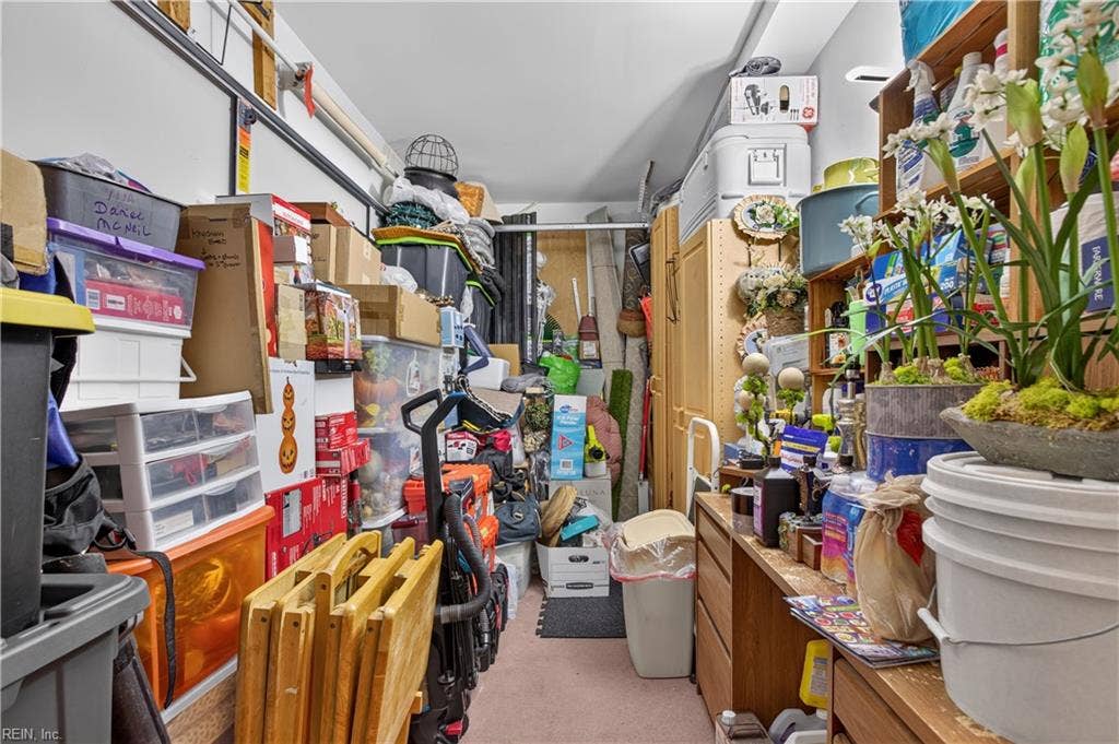 1/4 of a 2 car garage - lots of storage!!!