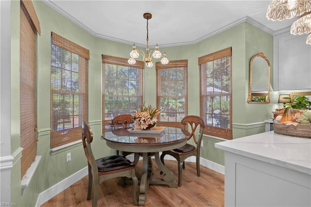 Eat-in-Kitchen