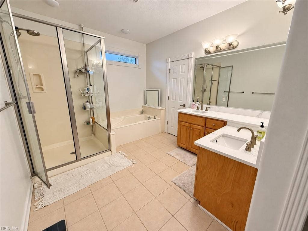 2232 W Berrie Circle, Virginia Beach, VA 23455 Primary Bath with Jetted Tub