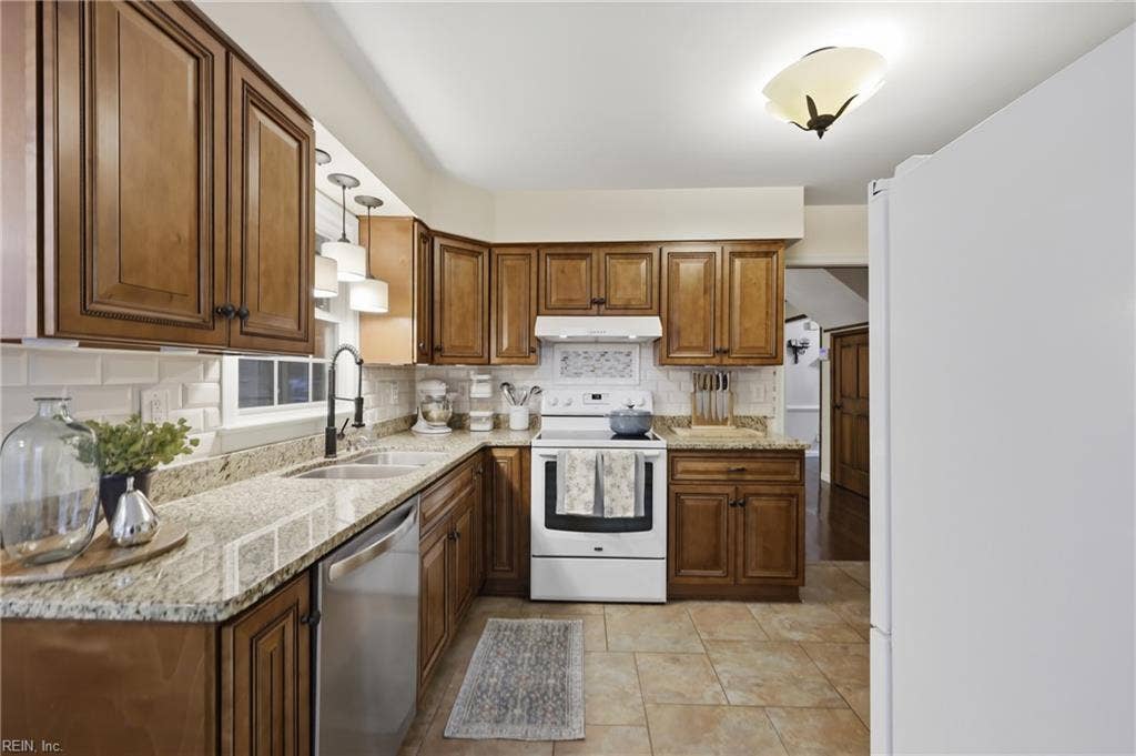 424 Pines Of Warrick Drive, Pines Of Warrick, Chesapeake, VA 23322