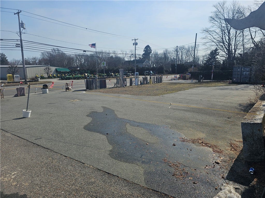 1074 East Main Road, Portsmouth, RI 02871 1074 East Main Road, Portsmouth, RI 02871