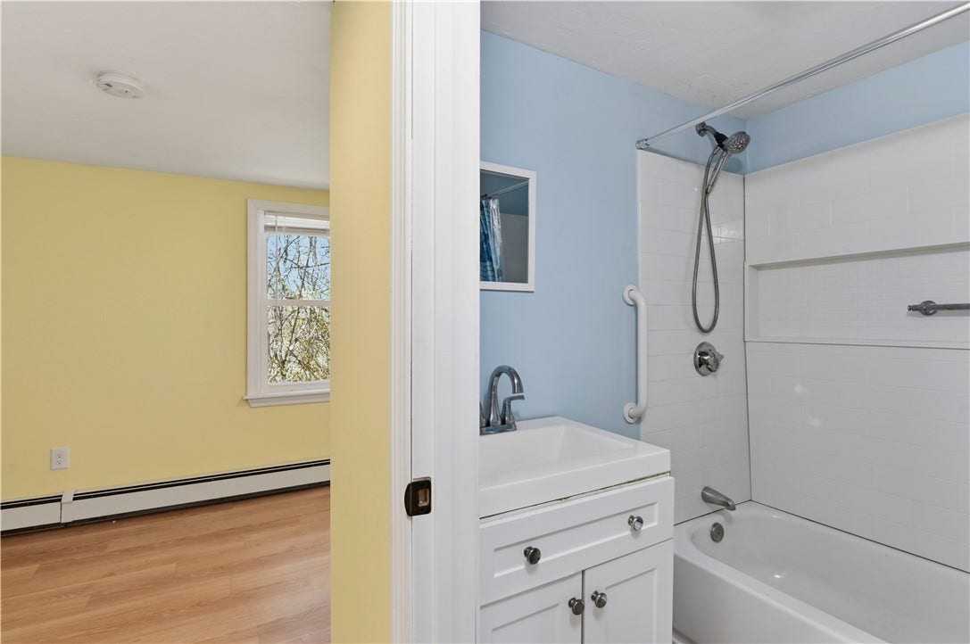 58 Vaucluse Avenue, Middletown, RI 02842 58 Vaucluse Avenue, Middletown, RI 02842